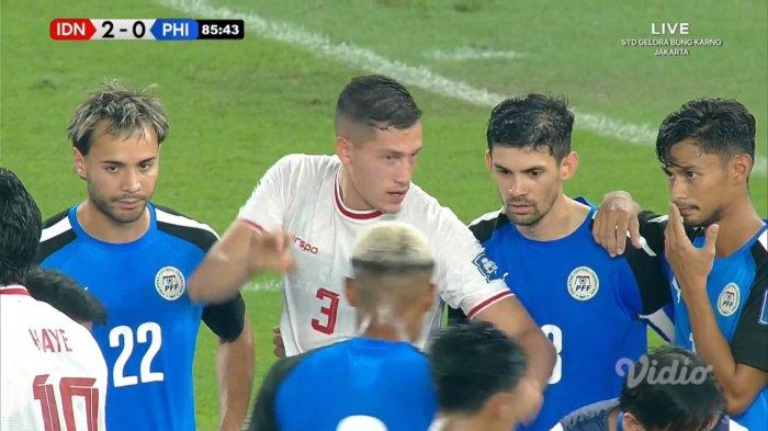 Bek timnas Indonesia, Jay Idzes mendapatkan pujian dari netizen setelah aksinya menginstruksikan para pemain Indonesia dan pemain Filipina membuat pagar saat Adrian Ugelvik mendapat perawatan.