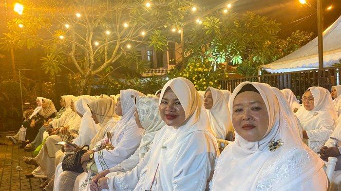 Ribuan jemaah dari Ikatan Persaudaraan Haji Indonesia (IPHI) Sumatera Utara mengikuti acara Maulid Nabi Muhammad SAW 1446 Hijriah, di Pendopo Khadijah, Kompleks Taman Setia Budi Indah, Medan, Rabu (9/10/2024) malam.