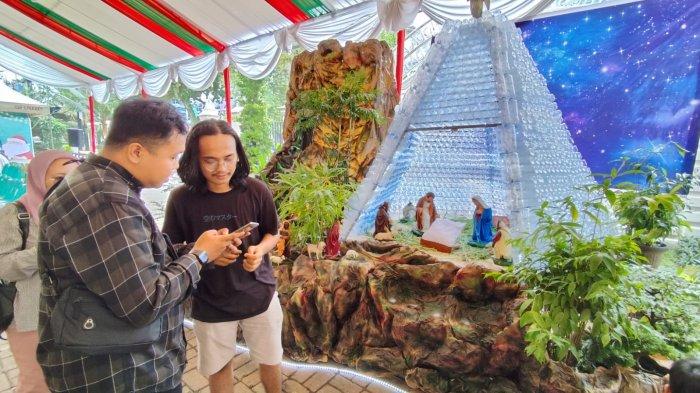 Jemaat Gereja Katedral Medan persiapkan Pohon dan Kandang Natal 2024 sebelum Misa Natal, di Jalan Pemuda Medan, Selasa (24/12/2024) 