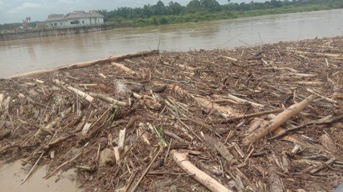 Jembatan  yang menghubungkan Desa Batu Jonjong sebanyak 4 dusun dan Desa Ujung Bandar sebanyak 13 dusun dengan total sekitar 1000 KK di Kecamatan Bahorok, Kabupaten Langkat, Sumatera Utara, rusak serta hanyut dibawa air karena banjir bandang, Selasa (14/11/2023) pagi. 