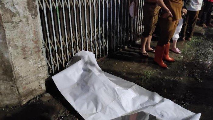 Jenazah JS (14), remaja yang ditemukan tewas diduga kesetrum aliran listrik di Jalan MT Haryono - Thamrin, Senin (25/9/2023) malam.