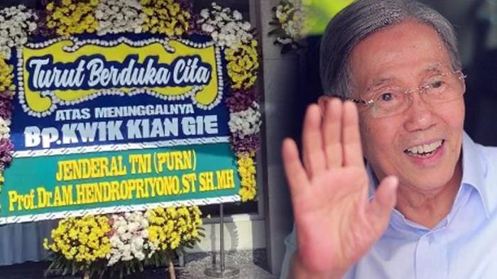 Jenazah Kwik Kian Gie disemayamkan di Rumah Duka Sentosa, Jakarta Pusat, Selasa (29/7/2025). Suasana Rumah Duka Sentosa berjejer sejumlah karangan bunga berisi ucapan belasungkawa. Salah satu karangan bunga dari mantan Kepala BIN Jenderal TNI (Purn) AM Hendropriyono. (Kolase Tribun Medan/Istimewa)
