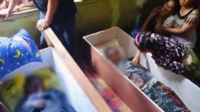 KORBAN BUS ALS: Jenazah Meliaki Sinaga (74) dan Karmina Gultom (74) tiba di rumah duka yang ada di Desa Negeri Dolok, Kecamatan Dolok Parmonangan, Kabupaten Simalungun pada Rabu (7/5/2025) siang - TRIBUN-MEDAN - ALIJA MAGHRIBI