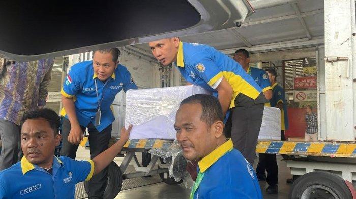 PEMULANGAN JENAZAH - Jenazah Pekerja Migran Indonesia (PMI), Victor Maruli Tua Simaremare (39) yang jadi korban penembakan tiba di Tanah Air melalui Bandara Kualanamu, Selasa (11/2/2025). Jenazahnya langsung dibawa dan dimasukkan ke mobil ambulan untuk dibawa ke Kampung Halaman di Kabupaten Humbang Hasundutan, Sumut.