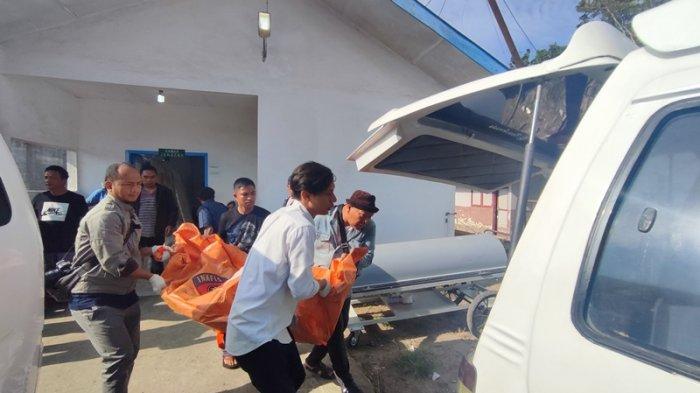 Jenazah korban kebakaran di Kabanjahe dimasukkan ke ambulance untuk dibawa ke RS Bhayangkara Medan, dari RSU Kabanjahe, di Jalan Mariam Ginting, Kabanjahe, Kamis (27/6/2024).