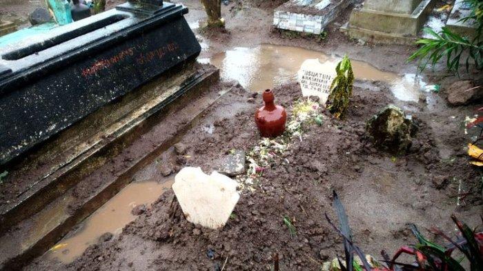 Jenazah korban mutilasi Uswatun Khasanah dimakamkan di pemakaman umum Desa Sidodadi, Kecamatan Garum, Kabupaten Blitar, Jawa Timur, Jumat (24/1/2025) malam. (KOMPAS.COM/ASIP HASANI)