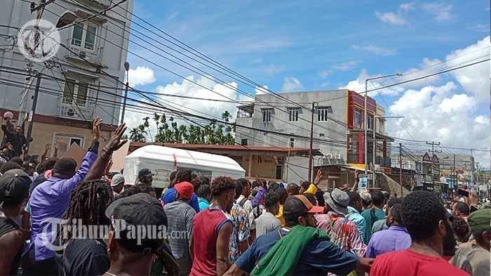 Jenazah mantan Gubernur Papua Lukas Enembe diiringi massa