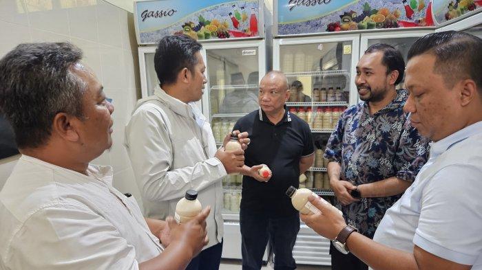 PERKENALAN PRODUK: Fr Stefanus Octaviano Purnama (batik biru tengah) saat memperkenalkan produk susu kepada Ketum GP Ansor, Addin Jauharudin (berjaket) di Pertapaan Santa Maria, Rawaseneng, Temanggung, Selasa (18/02/2025). (HO)