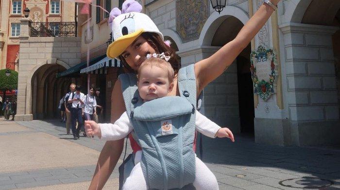 Jennifer Coppen bersama putrinya Kamari