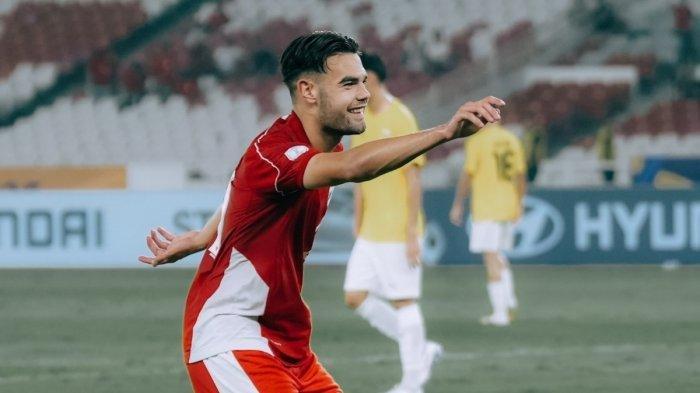 SELEBRASI - Jens Raven melakukan selebrasi Aura Farming saat mencetak gol ke gawang Brunei Darussalam pada laga perdana Grup A Piala AFF U23 2025 di Stadion Utama Gelora Bung Karno (SUGBK), Selasa (15/7/2025) malam WIB. Jens Raven mencetak double hattrick alias enam gol di laga ini.