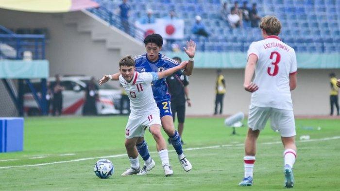 apten Timnas Polandia Kolanko Krzysztof dikawal pemain Jepang Matsumoto Haruto dalam pertandingan pertama Grup D Piala Dunia 2023 Indonesia antara Jepang vs Polandia, Sabtu (11/11/2023) di Stadion Si Jalak Harupat, Soreang, Kabupaten Bandung. (KOMPAS.com/Adil Nursalam)