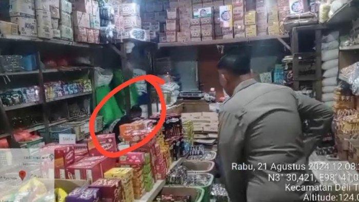 Jepretan layar aksi heroik Kapolsek Delitua Kompol Dedy Dharma menggagalkan seorang pekerja toko kelontong mencoba bunuh diri pakai pisau di Jalan Purwo, Desa Kedai Durian, Kecamatan Delitua pada 21 Agustus lalu. Pelaku percobaan bunuh diri langsung dibawa ke RSU Sembiring Delitua.