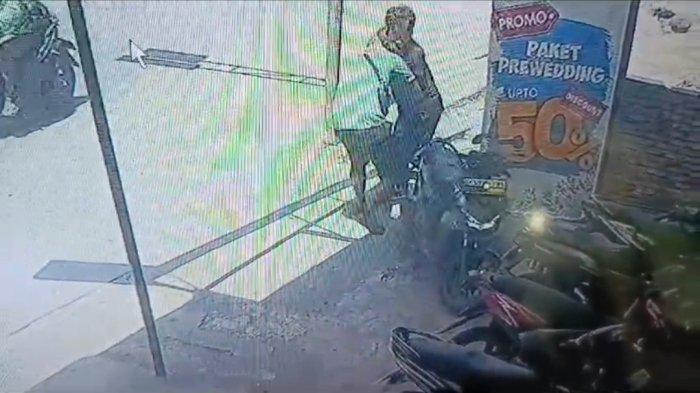 Jepretan layar aksi pencurian sepeda motor di depan Bless Wedding, Jalan Kapten Muslim berhasil digagalkan pekerja.