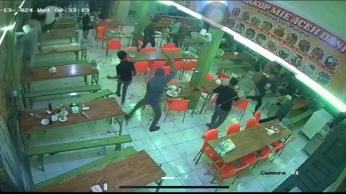Jepretan layar diduga sekelompok geng motor bersenjata tajam menyerang warung makan mie Aceh di Jalan Besar Delitua, Desa Kedai Durian, Kecamatan Delitua, Rabu (13/11/2024) dinihari tadi sekira pukul 00:40 WIB. Mereka mengejar pengunjung dan membacok meja warkop.