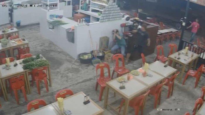 Jepretan layar penyerangan di Warkop Anugerah, Simpang Universitas Negeri Medan (UNIMED) Jalan Williem, Kecamatan Percut Seituan, Kabupaten Deliserdang, Sumatera Utara.