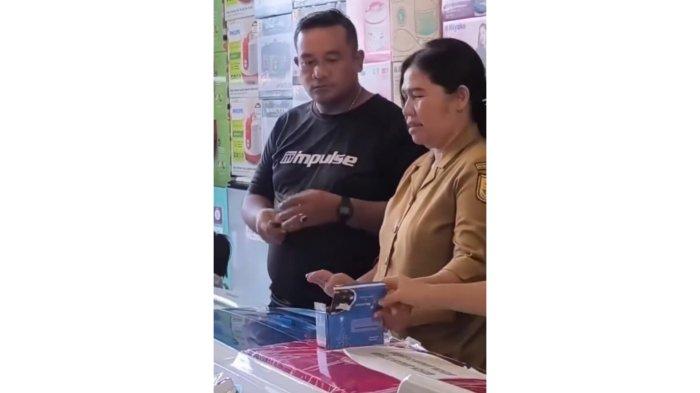 Jepretan layar personel Polisi yang bertugas di Polres Serdang Bedagai saat mengancam akan menembak penjaga toko elektronik di Kota Tebingtinggi, dilihat dari akun X @Heraloebs (sebelumnya Twitter), Rabu (18/12/2024). Polres Tebingtinggi melalui Kasi Humas nya membenarkan kejadian tersebut dan pria tersebut memang Polisi aktif.