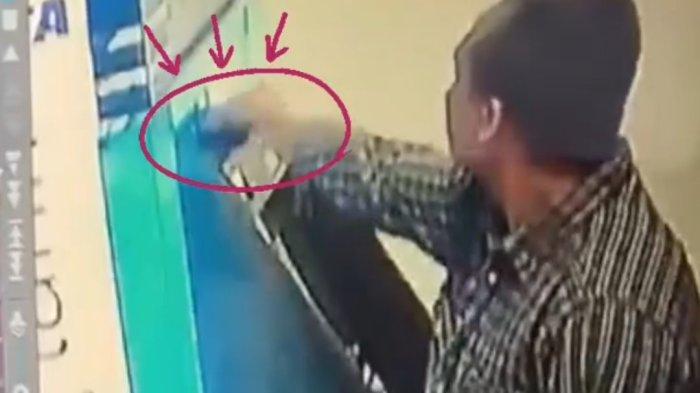 Jepretan layar seorang pria terekam kamera CCTV ambil dompet warga yang ketinggalan di ATM di SPBU Jalan Sei Serayu, Medan. Menurut informasi sudah dikembalikan.