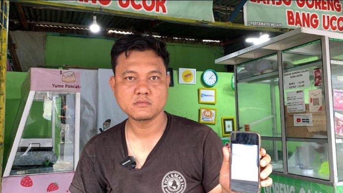 Jespin Fentha, pedagang di Simpang Jalan Tuasan - Tempuling, Kecamatan Medan Tembung, saat menceritakan aksi pencurian di warungnya, Selasa (9/7/2024). TRIBUN-MEDAN/ALFIANSYAH