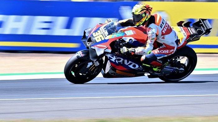 Pembalap Repsol Honda, Joan Mir, saat tampil di sprint race MotoGP Prancis 2024 di Sirkuit Le Mans, Sabtu (11/5/2024)