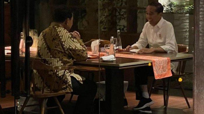 Foto Jokowi mengobrol dengan Prabowo