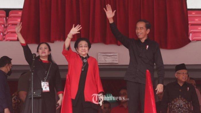 Presiden Joko Widodo didampingi Wakil Presiden Ma'ruf Amin, Ketua Umum PDI Perjuangan (PDIP) Megawati Soekarno Putri dan Ketua DPP PDIP Puan Maharani saat menghadiri Puncak Bulan Bung Karno 2023 di Stadion Utama Gelora Bung Karno, Jakarta, Sabtu (24/6/2023). PDI Perjuangan menggelar konsolidasi akbar yang dihadiri ratusan ribu orang relawan, simpatisan hingga kader, sekaligus untuk memperingati puncak Bulan Bung Karno (BBK) dengan bertemakan Kepalkan Tangan Persatuan untuk Indonesia Raya.