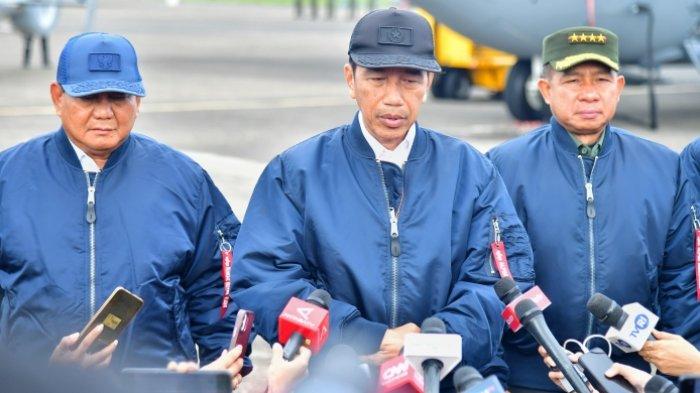 Presiden RI, Joko Widodo bersama Menhan, Prabowo Subianto saat serah terima pesawat C-130J-30 Super Hercules A-1344 di Pangkalan TNI AU Halim Perdanakusuma, Jakarta, pada Rabu, 24 Januari 2024.