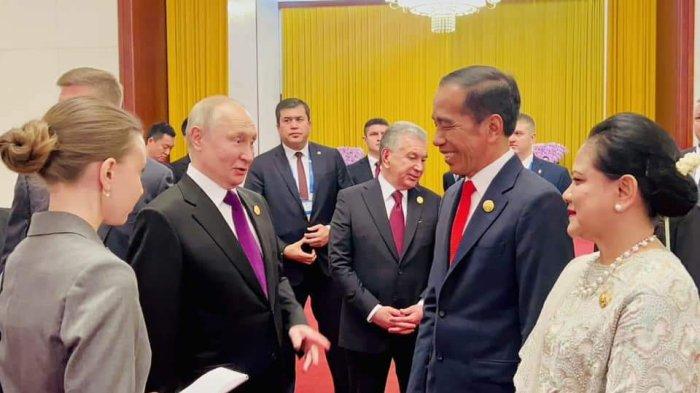 Presiden Joko Widodo dan Ibu Iriana Joko Widodo sempat bertemu dan berfoto bersama Presiden Rusia Vladimir Putin sebelum menghadiri Welcoming Dinner Leaders Belt and Road Forum (BRF) yang dilaksanakan di Great Hall of the People, Beijing pada Selasa (17/10/2023) malam. Jokowi dan Putin sempat bincang-bincang tentang hubungan persahabatan. (BPMI Setpres)