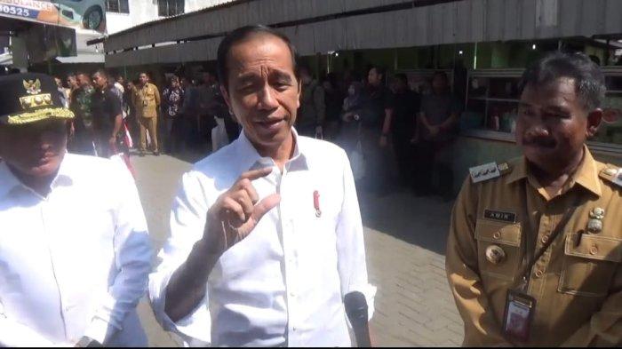Presiden Joko Widodo didampingi Gubernur Sumatera Utara, Edy Rahmayadi, serta Wali Kota Binjai, Amir Hamzah saat mengunjungi Pasar Tradisional Brahrang, di Jalan Gatot Subroto, Kecamatan Binjai Barat, Kota Binjai, Sumatera Utara, Jumat (25/8/2023). 
 