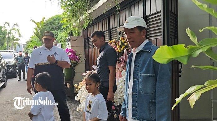 JOKOWI LIBURAN - Presiden ke-7 RI Jokowi terpantau meninggalkan kediamannya di Sumber, Solo, Kamis (26/6/2025) siang. Jokowi pergi liburan bersama anak dan cucu-cucunya.  