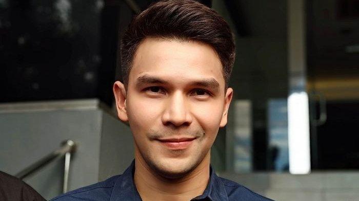 DITANGKAP - Jonathan Frizzy secara resmi telah ditetapkan sebagai tersangka terkait kasus dugaan penggunaan rokok elektrik yang mengandung zat berbahaya. Penangkapan terhadap Ijonk dilakukan pada Minggu (4/5/2025) sekitar pukul 17.00 WIB di wilayah Pesanggrahan, Jakarta Selatan.
