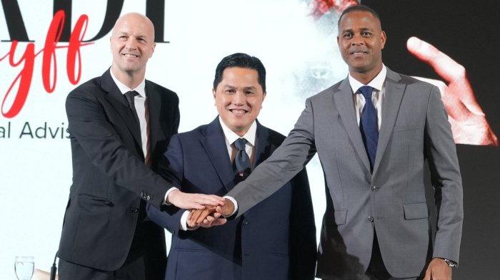 DIPERKENALKAN - Ketua Umum PSSI, Erick Thohir (tengah) berfoto bersama Jordy Cruyff (kiri) dan Patrick Kluivert saat acara perkenalan di Hotel Mulia, Jakarta, Selasa (11/3/2025). PSSI memperkenalkan Jordy Cruyff sebagai penasihat teknik Timnas Indonesia.
