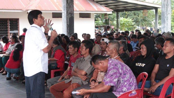 Ketua Tim Pemenangan Rapidin Simbolon di Samosir, Juang Sinaga temu rindu dengan ratusan orang simpatisan lamanya yang tergabung dalam massa 