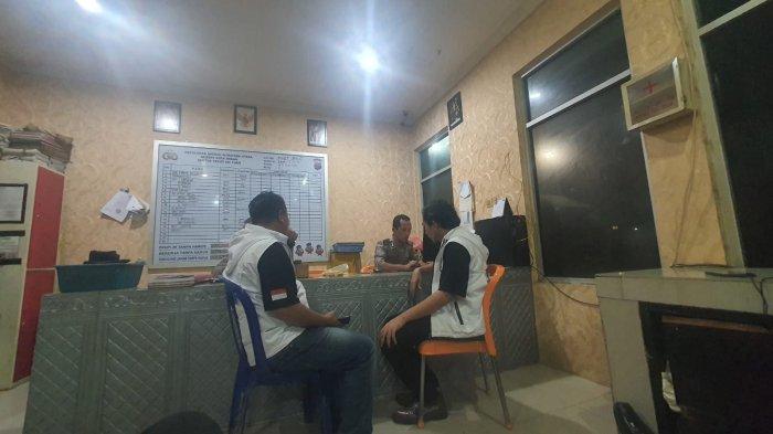 Juru bicara Amin Sumut Tumpal Panggabean saat mendampingi korban melaporkan penganiayaan ke polisi. 