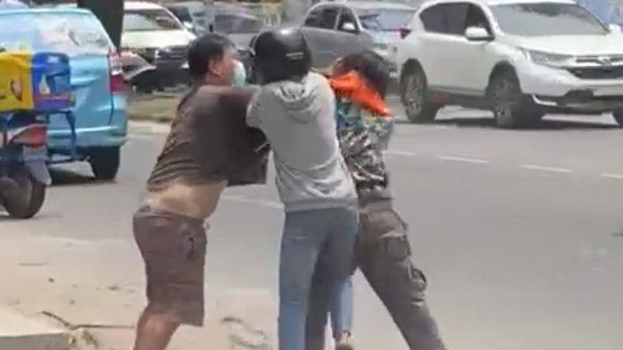 Screenshot juru parkir dan pengendara berkelahi di Jalan Brigjend Katamso, Medan masalah uang parkir, Sabtu (6/4/2024). Adu jotos terjadi lantaran warga menolak membayar secara tunai, sementara pengakuan jukir alatnya rusak.