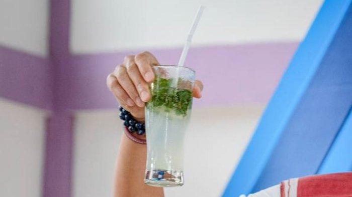 Jus Anggir, minuman yang terbuat dari jeruk purut ditambah dengan daun mint ini membuat badan terasa segar apalagi usai diterpa terik matahari.