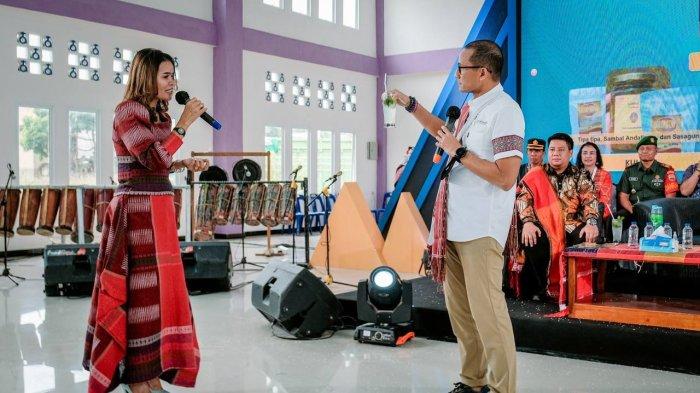 Menteri Pariwisata dan Ekonomi Kreatif (Menparekraf) Sandiaga Salahuddin Uno saat mencoba jus Anggir