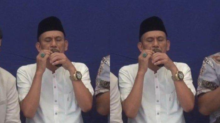 KASUS PAGAR LAUT - Kades Kohod, Arsin (tengah) saat konferensi pers di rumahnya, jalan Kali Baru, Desa Kohod, Kecamatan Pakuhaji, Kabupaten Tangerang, pada Jumat (14/2/2025). Ia sempat mengaku jadi korban kasus pagar laut dan dipaksa tanda tangan.