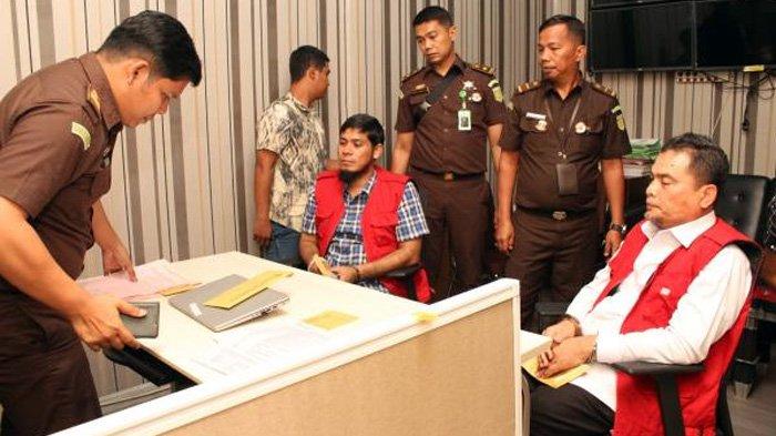 Kejaksaan Tinggi Sumatera Utara (Kejati Sumut) menahan Kepala Dinas Kesehatan (Kadinkes) Sumut dr Alwi Mujahit Hasibuan (AMH) pada Rabu (13/3/2024). dr AMH ditahan pasca ditetapkan sebagai tersangka dalam perkara Penyelewengan dan Mark-Up Program Pengadaan Penyediaan Sarana, Prasarana Bahan dan Peralatan Pendukung Covid-19 berupa Alat Pelindung Diri (APD) di Dinas Kesehatan Provinsi Sumatera Utara Tahun Anggaran 2020. dr AMH ditahan bersama rekanannya dari pihak swasta.  