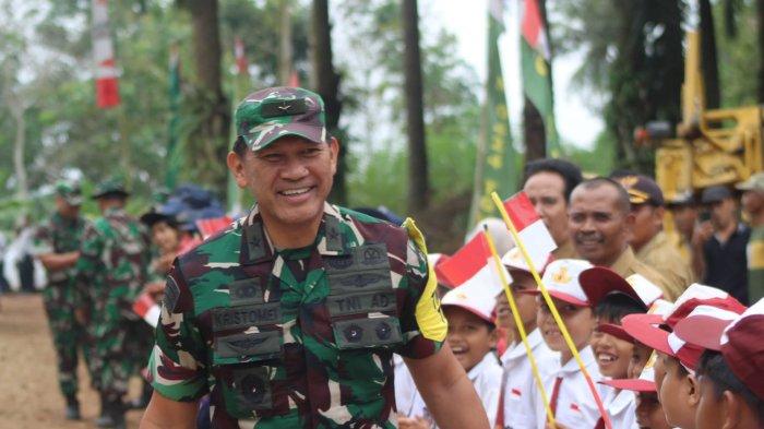 KADISPENAD Brigjen TNI Kristomei Sianturi memimpin langsung Tim Pengawasan dan Evaluasi (Wasev) ke beberapa sasaran TMMD di wilayah Kodim 0424/Tanggamus, tepatnya di Pekon Fajar Mulya, Kecamatan Pagelaran Utara, Kabupaten Pringsewu, Lampung, Senin (12/8/2024). (Dispenad)