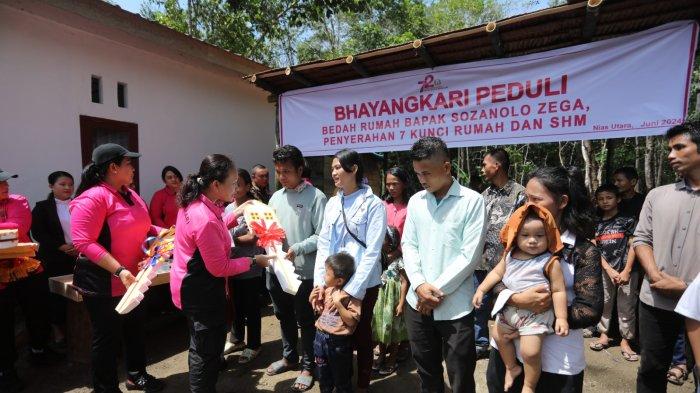 Mewakili Ketua Umum Bhayangkari, Ketua Pengurus Daerah Bhayangkari Sumut, Ny Ernie Agung Setya didampingi Kapolda Sumut Irjen Pol Agung Setya Imam Effendi menyerahkan kunci kepada 10 keluarga penerima gerakan kemanusian lewat bedah rumah pada Jumat (14/6/2024).