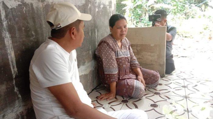 KASUS CURI AYAM - Gubernur Jawa Barat, Dedi Mulyadi saat mendatangi keluarga maling ayam yang tewas dihakimi massa. Maling ayam itu tinggal di Desa Sirap Kecamatan Tanjungsiang, Subang.