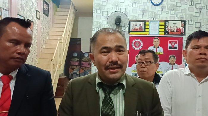 Kamarudin Simanjuntak (jas warna hijau tua) saat dimintai tanggapan mengenai tuntutan Ferdy Sambo dan terdakwa lainnya, Kamis (19/1/2023).