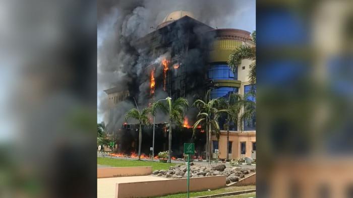 Kebakaran melanda salah satu gedung di Asrama Haji Medan Jalan AH Nasution, Rabu (30/7/2025).