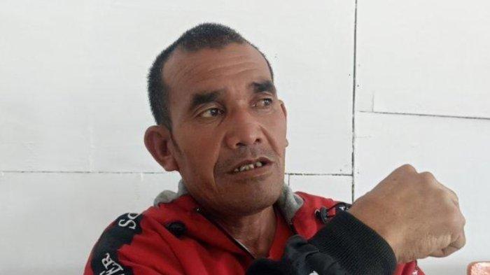 SELAMAT- Korban selamat bus ALS kecelakaan di Bukit Surungan, Padang Panjang Desmon Lumban Gaol saat dimintai keterangan, Selasa (6/5/2025) siang. Desmon mengungkap detik-detik sebelum bus kecelakaan akibat rem blong  
