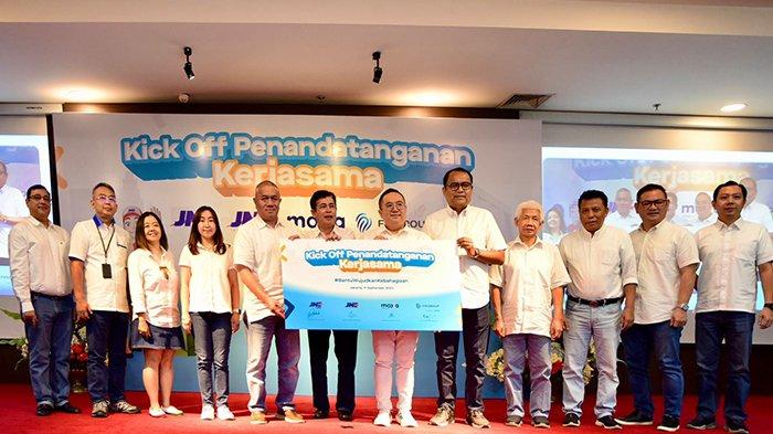 KERJA SAMA MOXA DAN FIFGROUP DENGAN JNE SERTA JNE INTERNATIONAL.
Dari Kiri ke Kanan: Handoko Liem selaku Direktur Astra Financial, Rita Sukmawangi selaku Direktur PT Astra Multi Finance, Selly Meilania selaku Direktur Moxa, M. Feriadi Soeprapto selaku Presiden Direktur JNE, Alex Tan selaku Chairman dan CEO JNE International, Lim Lizal selaku CEO Moxa dan Setia Budi Tarigan selaku Operation Director FIFGROUP, Chandra Fireta selaku Direktur JNE, dan Edi Santoso selaku Direktur JNE menghadiri Kick Off Penandatanganan Kerja Sama antara Moxa dan FIFGROUP dengan JNE Express serta JNE International dalam menghadirkan layanan keuangan yang inklusif.