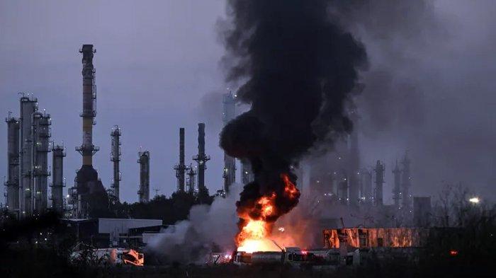 KILANG MINYAK ISRAEL: Warga Israel terkejut saat rudal Iran mengenai lokasi mereka di pelabuhan Haifa, Senin (16/6/2025) waktu setempat. Pelabuhan Haifa terletak di kota Haifa, Israel utara. (aljazeera)