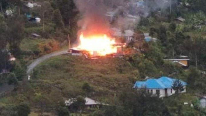 Baku tembak antara Kelompok Kriminal Bersenjata (KKB) dengan Satgas Yonif 330/TD terjadi, di Distrik Sugapa, Kabupaten Intan Jaya, Papua Tengah, Selasa (23/1/2024). KKB membakar rumah warga untuk menghilangkan jejak. (FB)