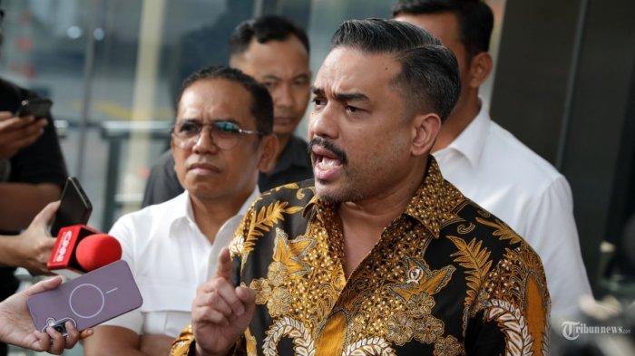 KLARIFIKASI MENTERI UMKM - Menteri UMKM Maman Abdurrahman memberi keterangan usai memberi klarifikasi di gedung Merah Putih KPK, Jakarta, Jumat (4/7/2025). Kedatangan Maman Abdurrahman itu untuk memberikan penjelasan terkait surat berkop Kementerian UMKM mengenai kunjungan istrinya ke beberapa negara Eropa