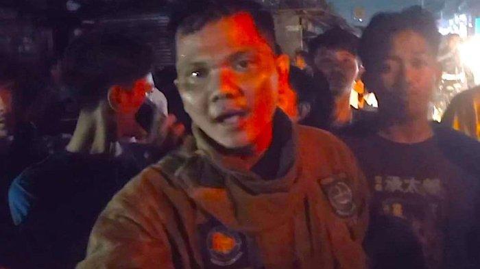 Sandi Butar Butar ikut memadamkan kebakaran yang menimpa warkop dan konter di Jatijajar, Tapos, Kota Depok pada Jumat (10/1/2025) malam.