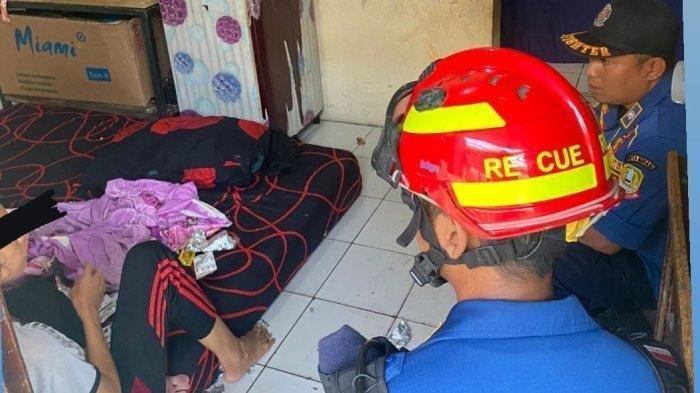 KORBAN KDRT LAPOR DAMKAR - Petugas pemadam kebakaran (damkar) Bekasi mendatangi Ibu Rumah Tangga (IRT) berinsial D (26) di kediamannya, Kota Bekasi, Jawa Barat, Selasa (24/6/2025). Korban melapor ke pihak Damkar usai laporannya ke polisi mengenai kejadian kekerasan dalam rumah tangga (KDRT) yang dialaminya tidak ditindaklanjuti.